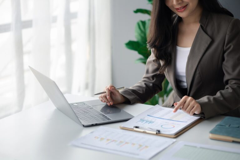 woman writing her sleep consultant business plan